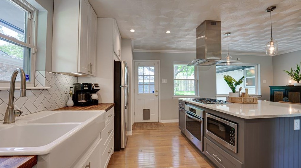 8931 Stanwood Dr, Dallas TX exterior