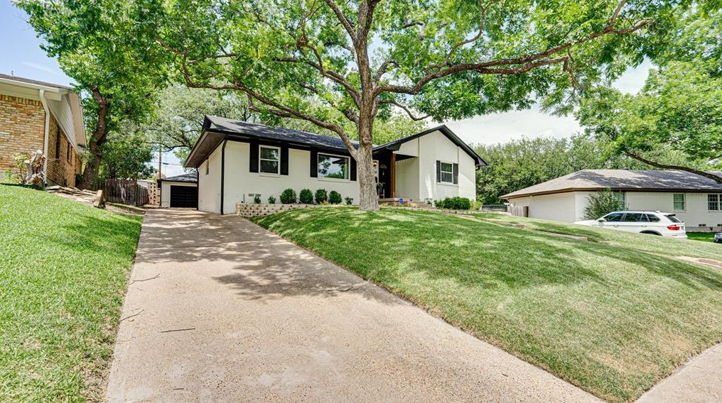 8931 Stanwood Dr, Dallas TX exterior