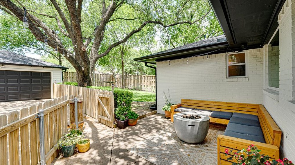 8931 Stanwood Dr, Dallas TX exterior