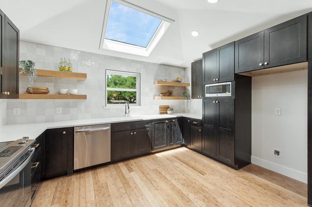 2338 Pinebluff Dr, Dallas TX  75228-5840 exterior