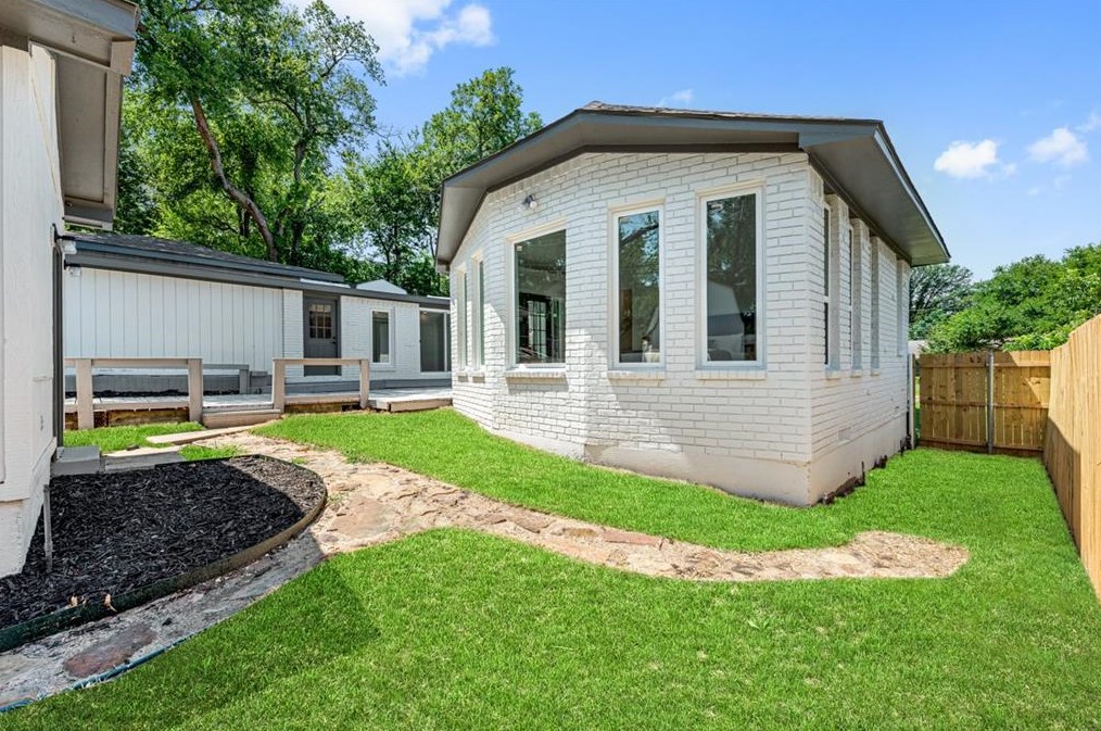 2338 Pinebluff Dr, Dallas TX  75228-5840 exterior