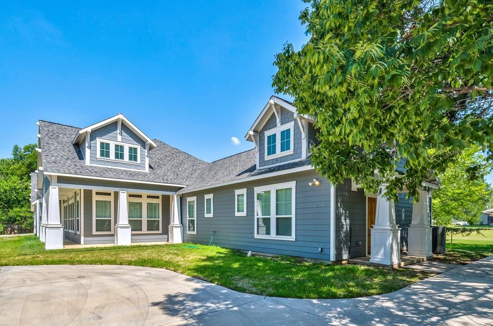 1216 Worthington St, Grapevine TX  76051-5026 exterior