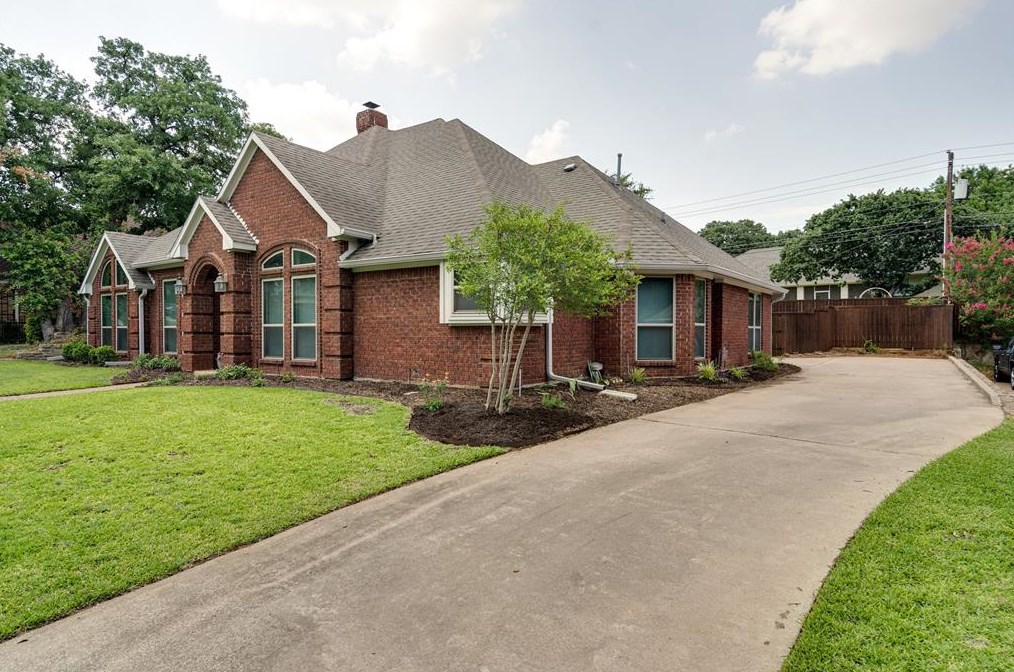 2942 Woodland Hills Dr, Grapevine TX  76051-6426 exterior