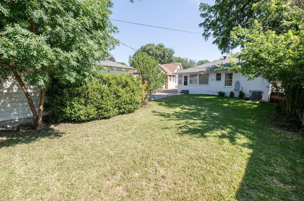 915 Monte Vista Dr, Dallas TX  75223-1247 exterior