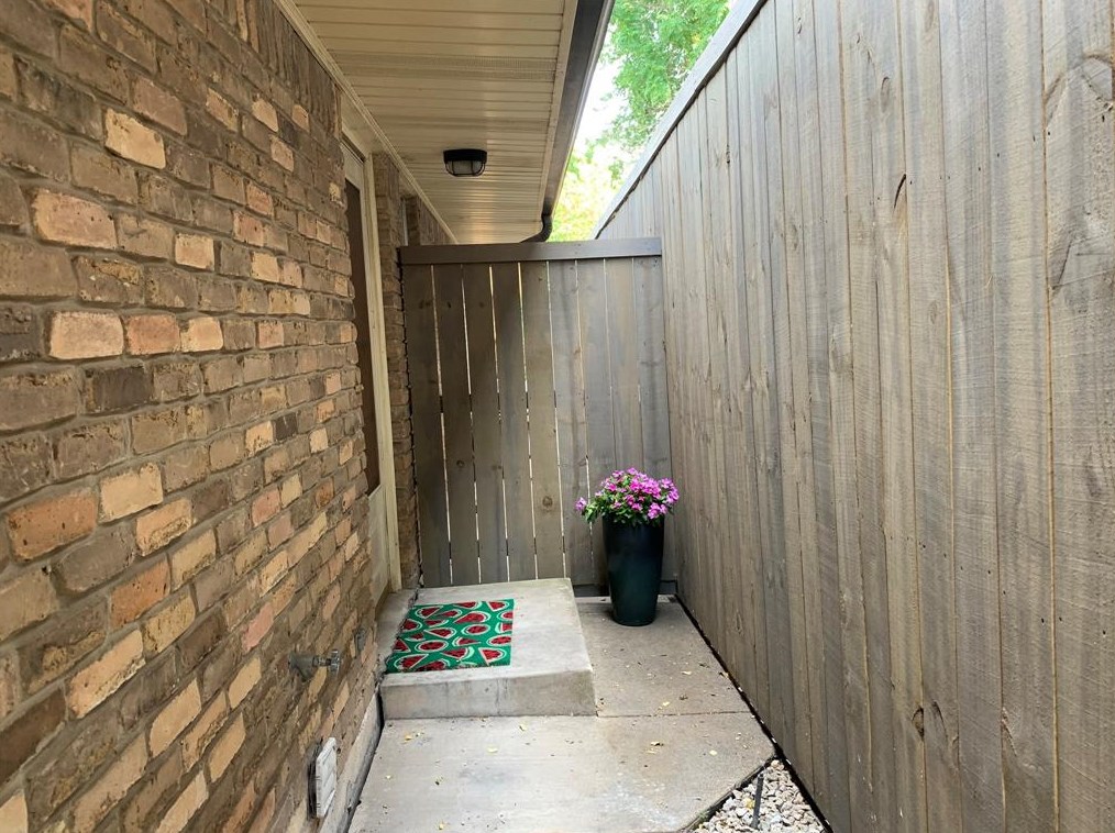 6352 Lakeshore Dr, Dallas TX  75214-3612 exterior