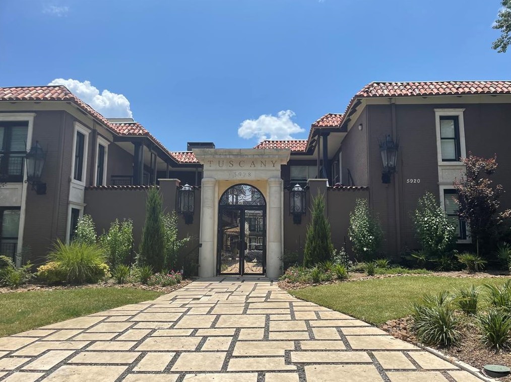 5912 Sandhurst Ln, Dallas TX 75206-4750 exterior