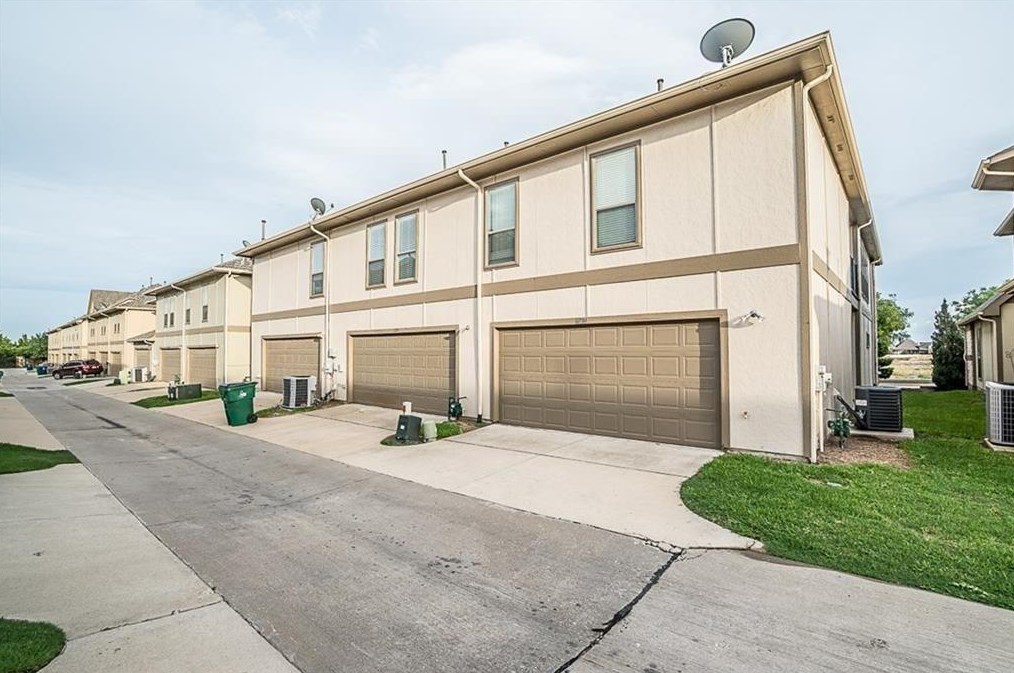 8720 Paradise Dr, Mckinney TX  75070-6429 exterior