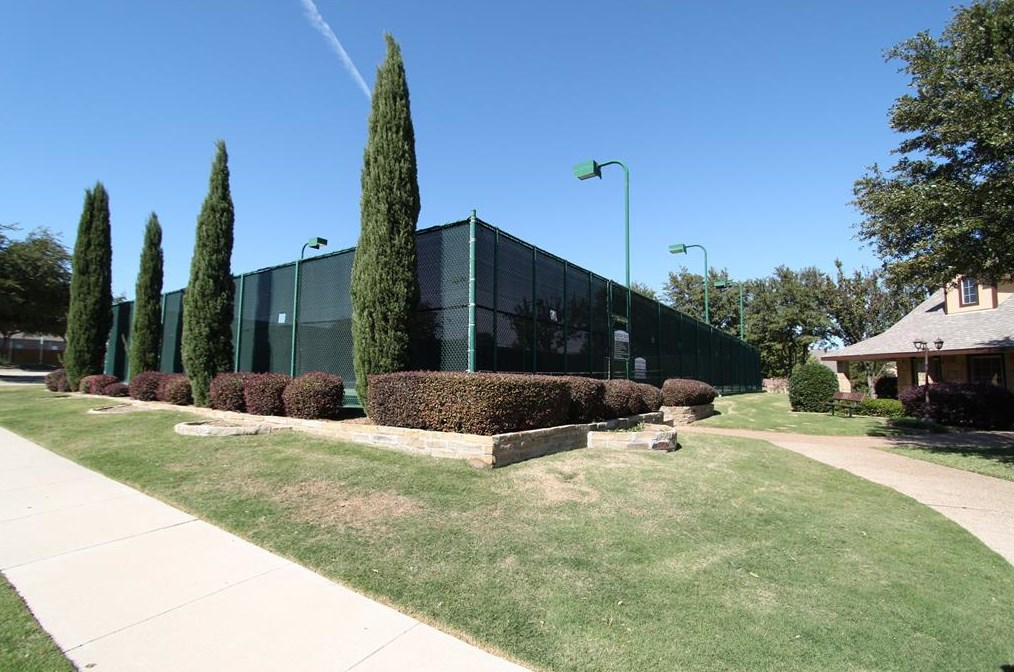 2928 Oak Tree Dr, Plano TX 75025-5076 exterior