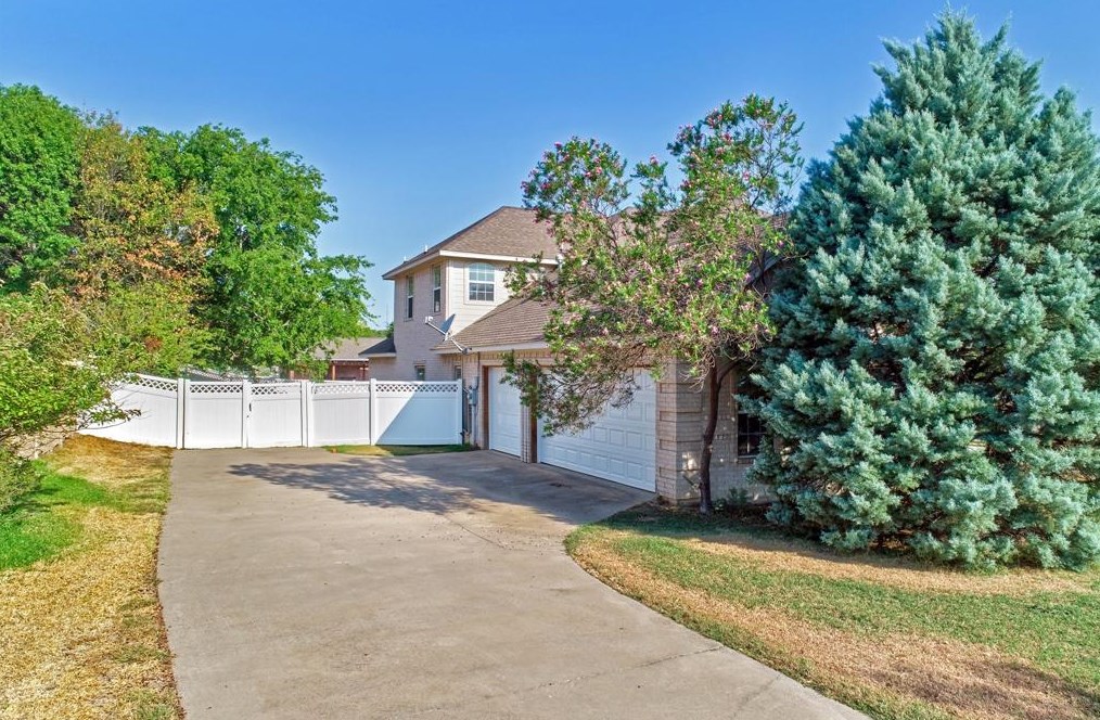 155 W Lake Dr, Weatherford, TX 76087