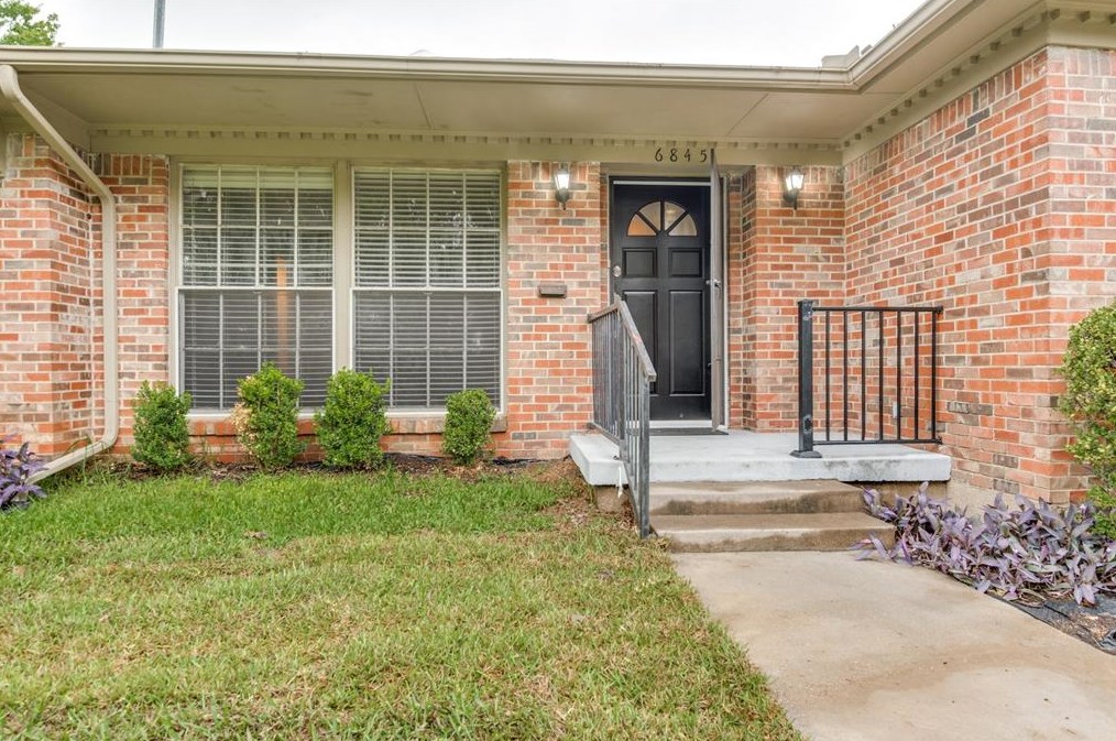 6845 Winchester St, Dallas TX  75231-8123 exterior