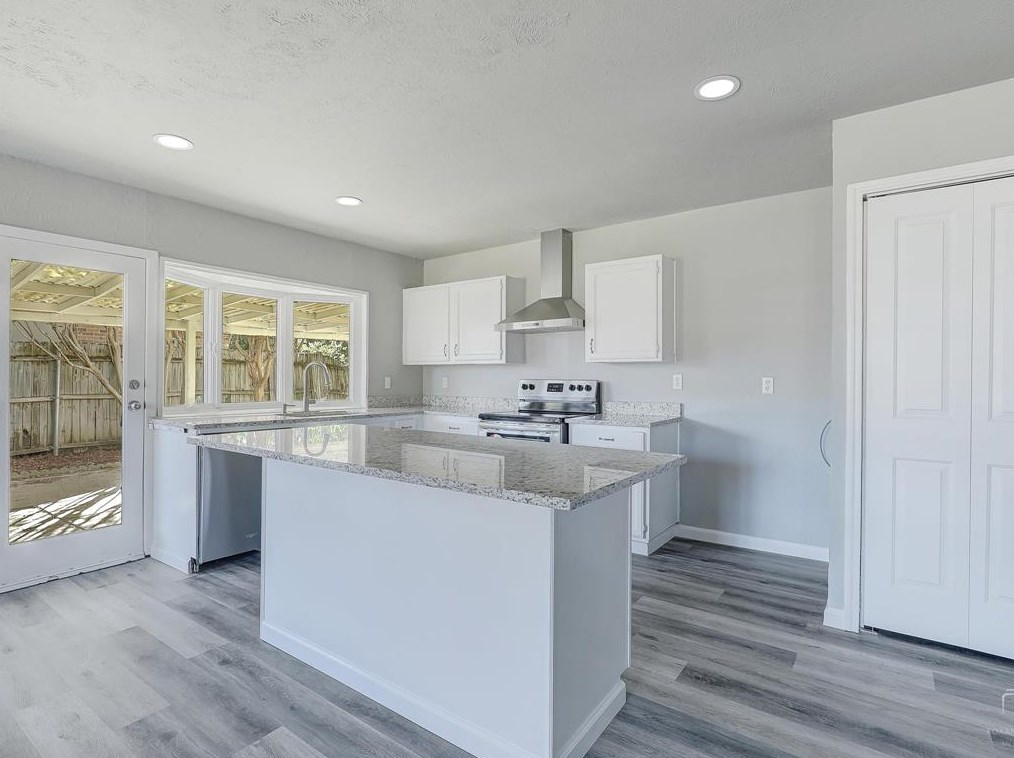 2030 Victoria Rd, Carrollton TX 75007-3120 exterior