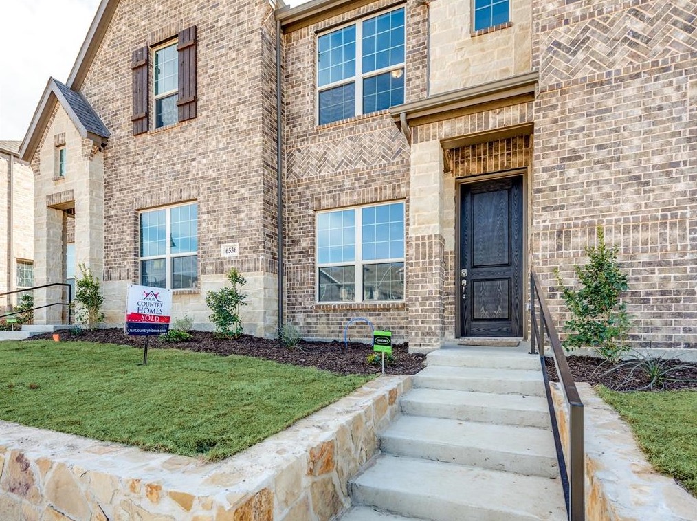 6584 Iron Horse Blvd, Fort Worth TX  76180-6026 exterior