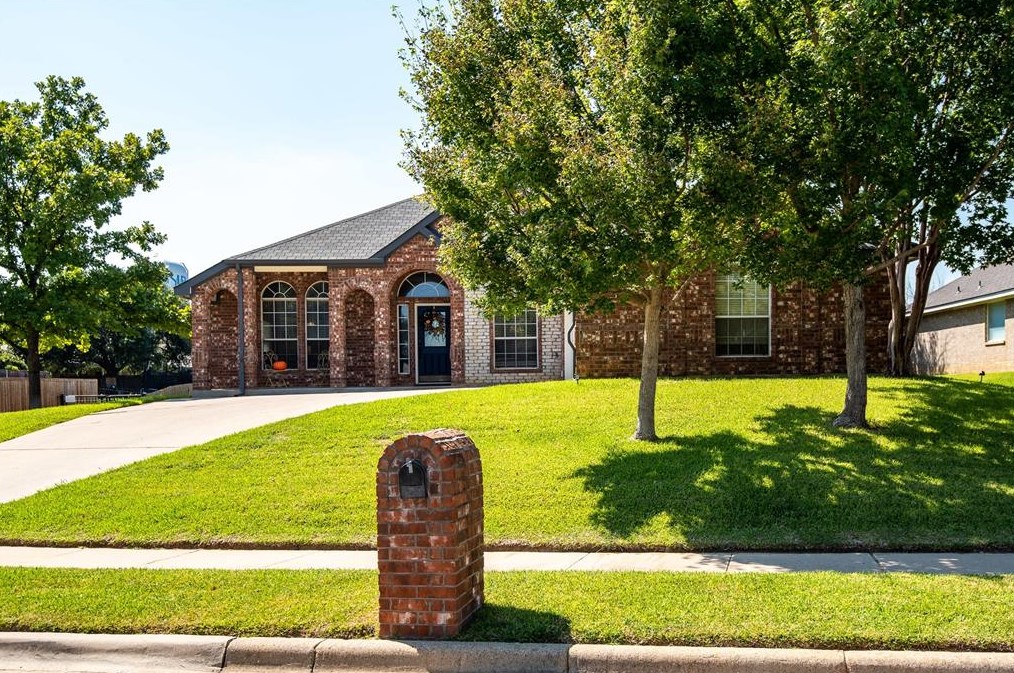 7601 Chasewood Dr, North Richland Hills, TX 76182