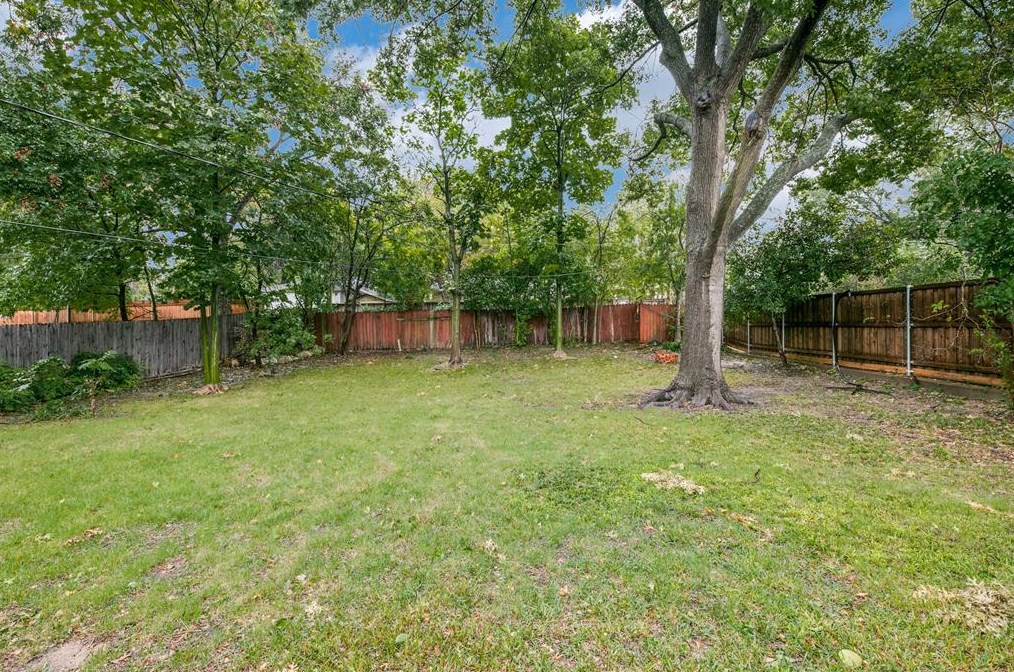 8120 Hunnicut Rd, Dallas TX 75228-5929 exterior