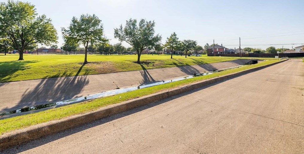 1209 Woodthorpe Dr, Mesquite TX 75181-3513 exterior