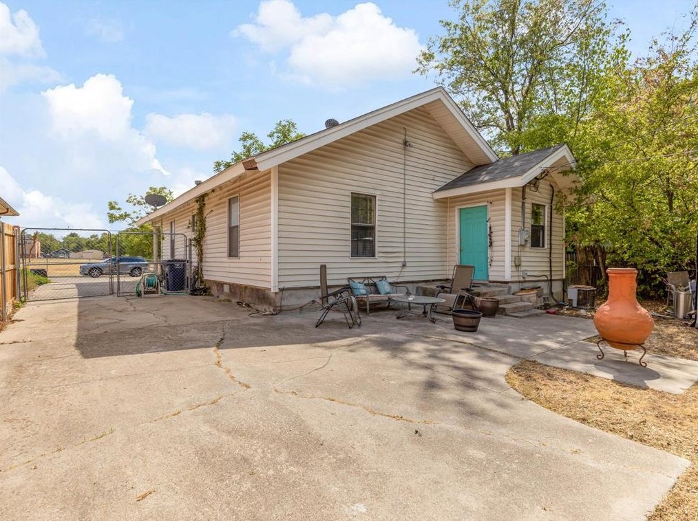 1212 Lilac St, Fort Worth TX  76110-2039 exterior