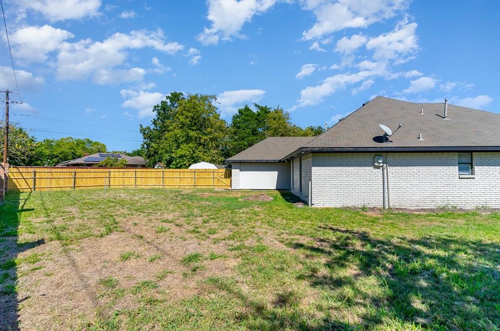 1663 Riverway Bnd Cir, Dallas TX  75217-2645 exterior