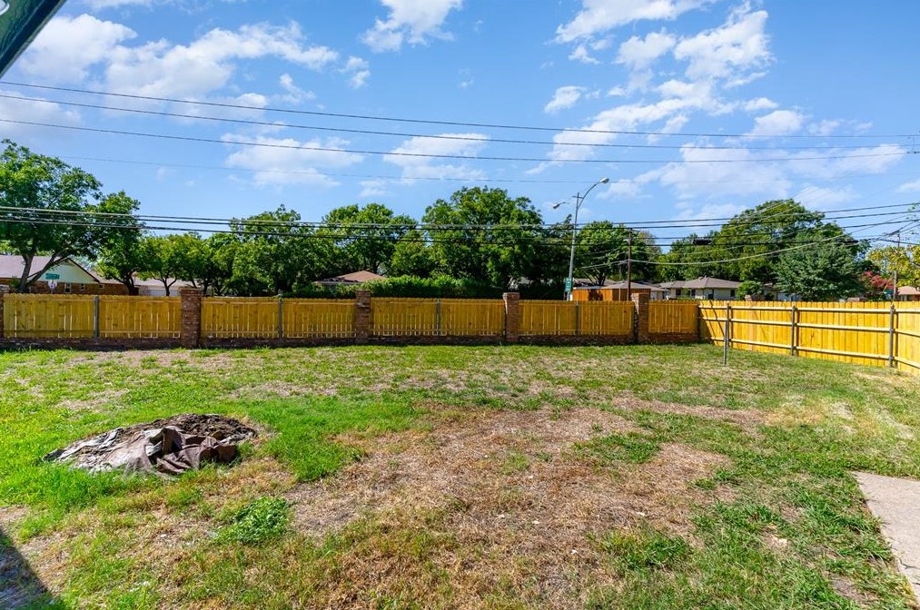 1663 Riverway Bnd Cir, Dallas TX  75217-2645 exterior