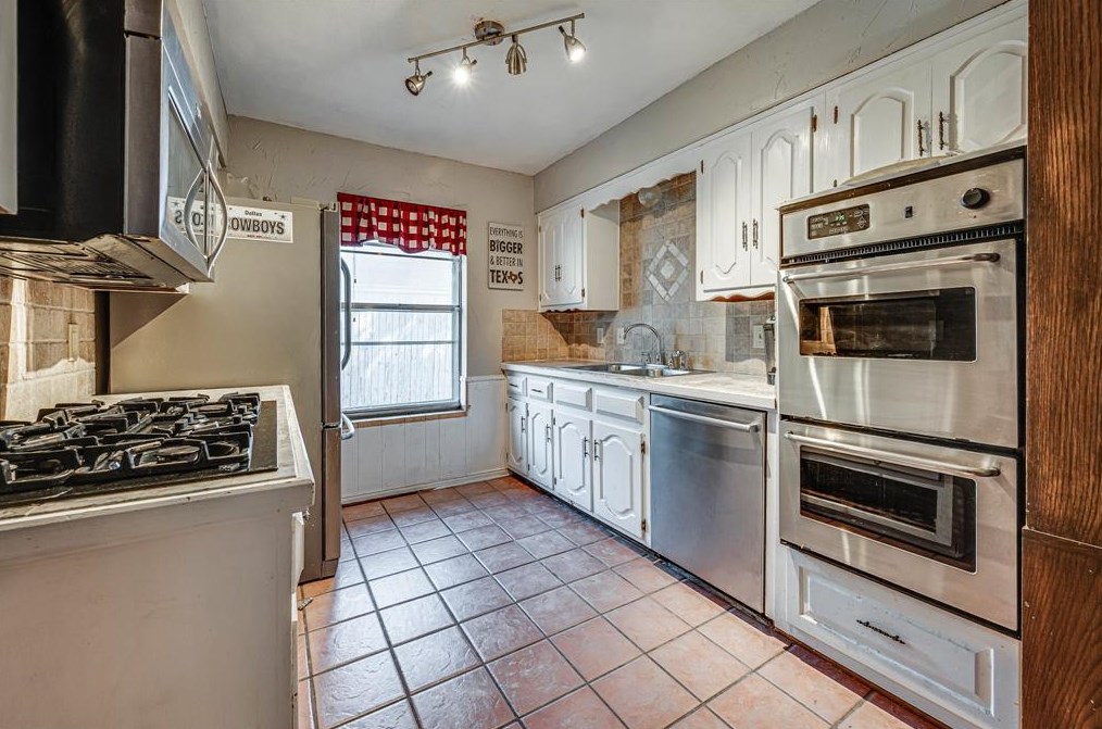 110 Chieftain Dr, Waxahachie TX  75165-1504 exterior