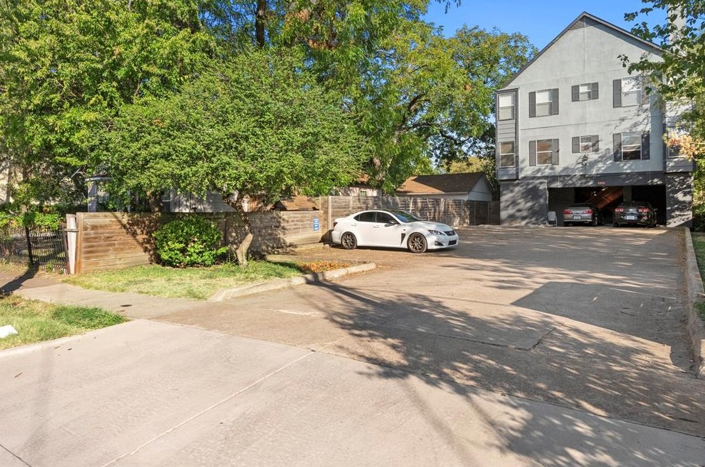 5905 Lewis St, Dallas TX  75206-7990 exterior