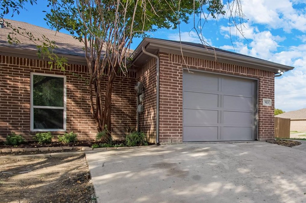 913 10th St, Grand Prairie TX  75051-2312 exterior