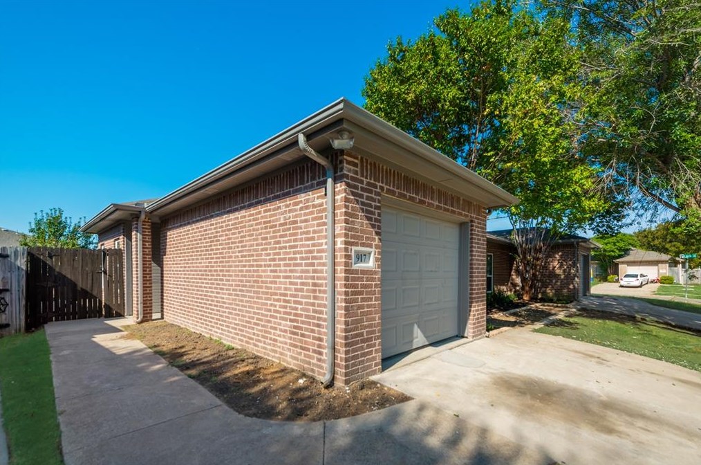 917 10th St, Grand Prairie TX  75051-2312 exterior