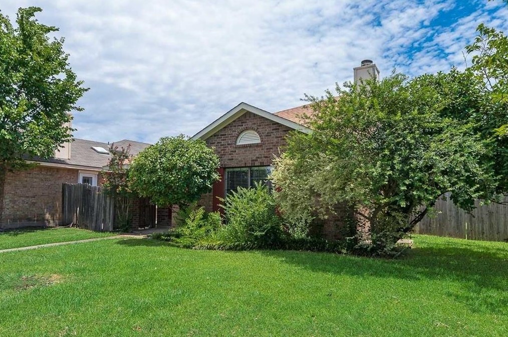 1112 Old Barn Ln, Mesquite TX  75149-6875 exterior