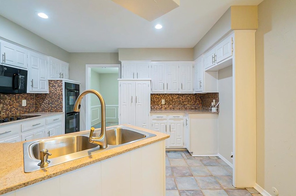 5005 Edgewater Dr, Rowlett TX 75088-4104 exterior