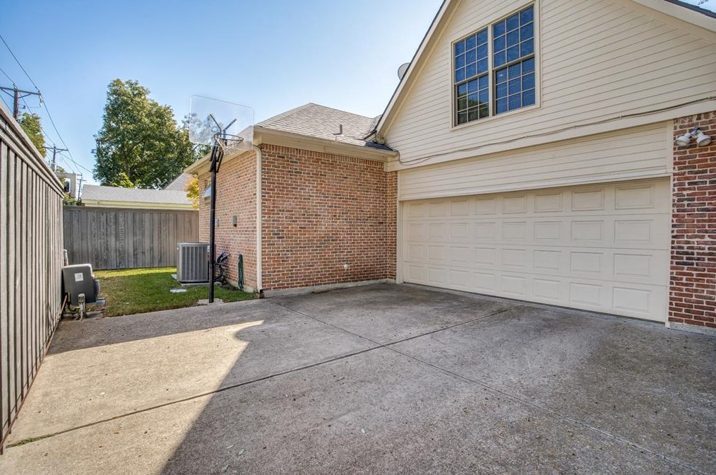 3236 Purdue Ave, Dallas TX 75225-7638 exterior