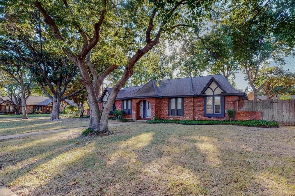 2313 Prince John Dr, Grand Prairie TX  75050-2026 exterior