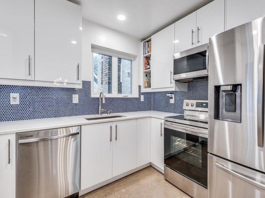 9711 Smokefeather Ln, Dallas TX  exterior