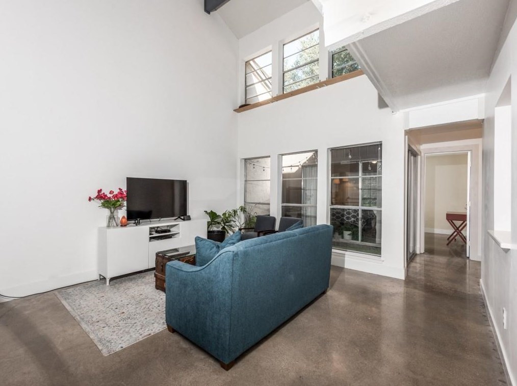 9711 Smokefeather Ln, Dallas TX  exterior