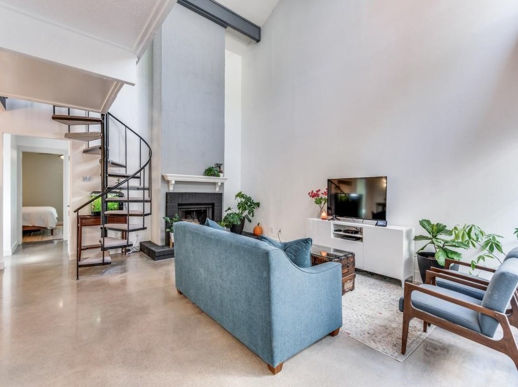 9711 Smokefeather Ln, Dallas TX  exterior