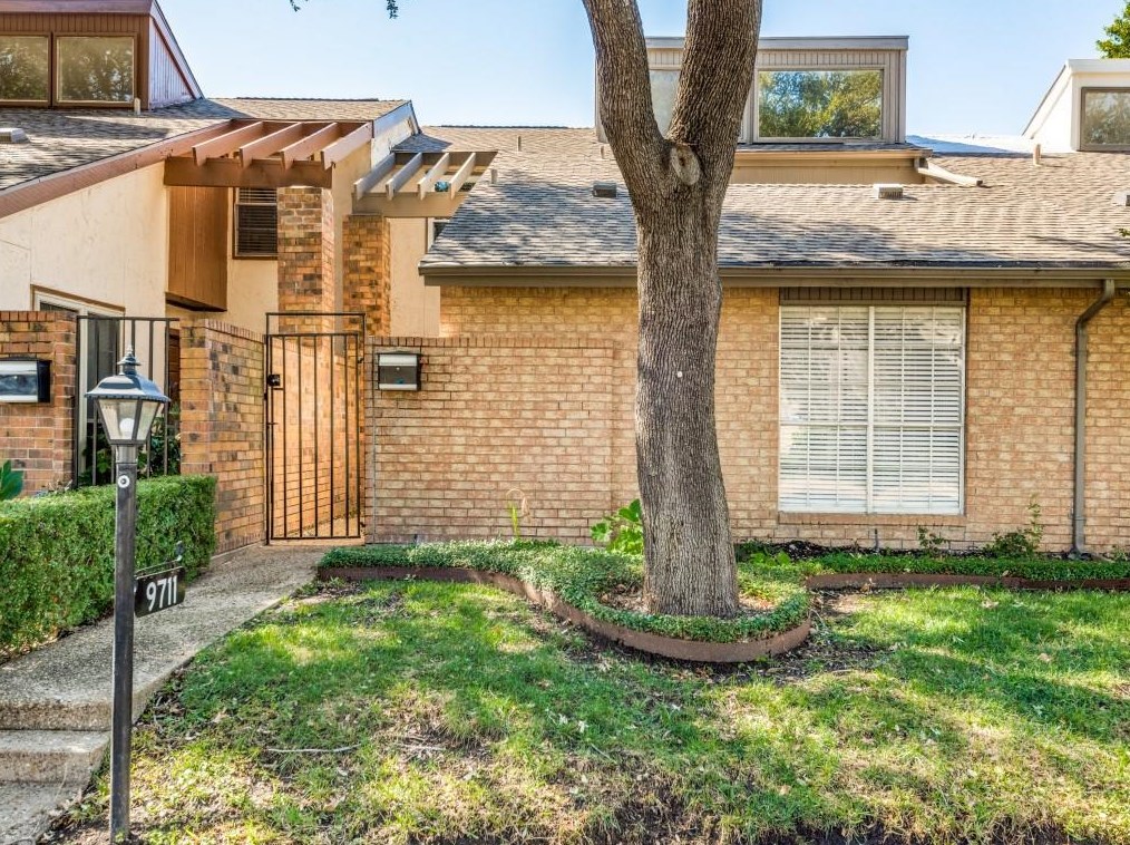 9711 Smokefeather Ln, Dallas TX  75243-2031 exterior
