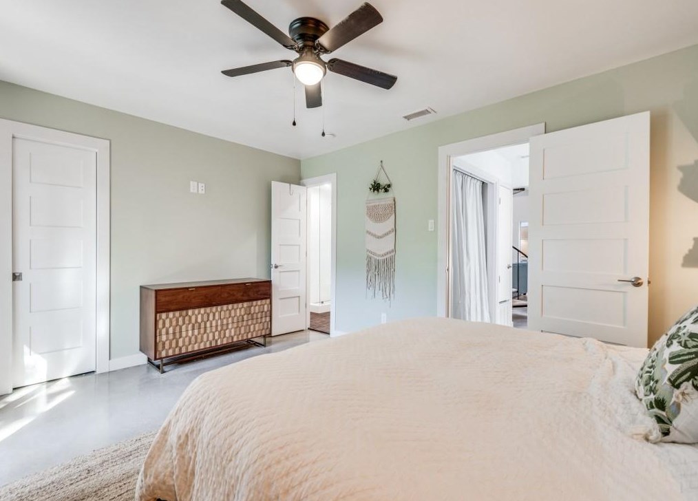 9711 Smokefeather Ln, Dallas TX  exterior