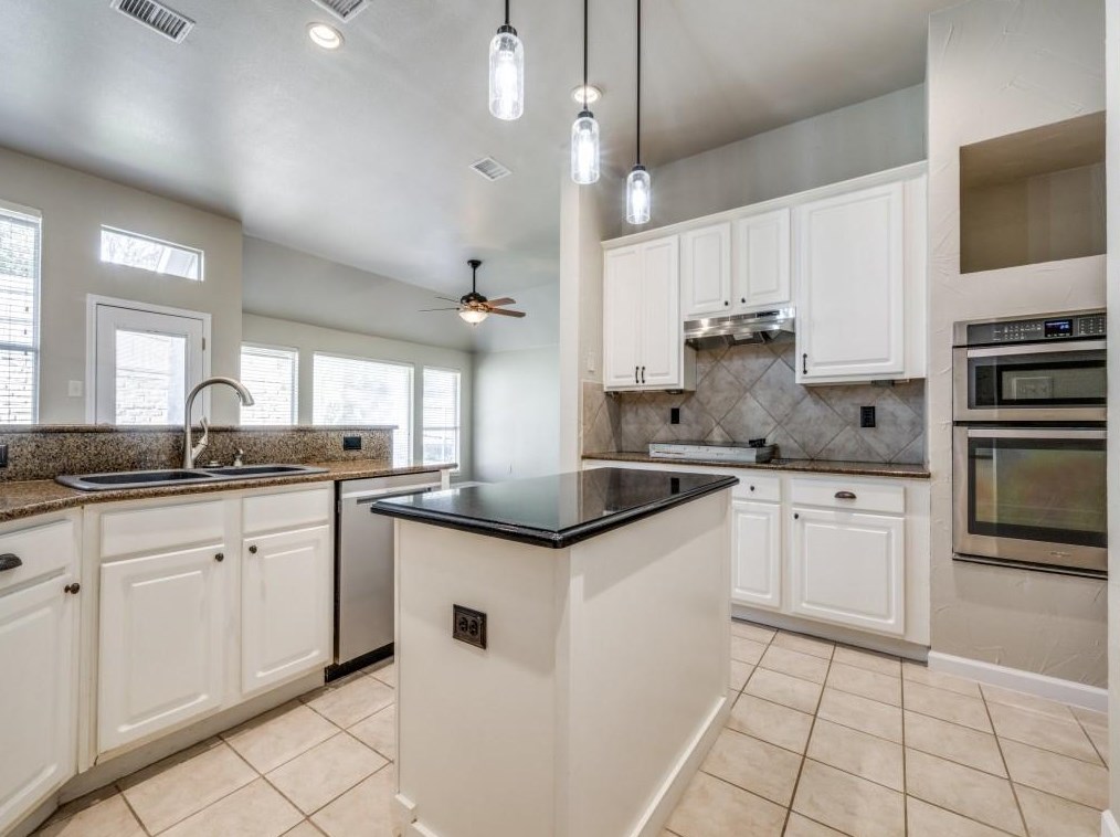 1613 Shadow Crest Dr, Denton, TX 76210