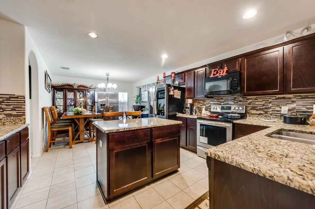 7419 Pineberry Rd, Dallas TX 75249-1327 exterior