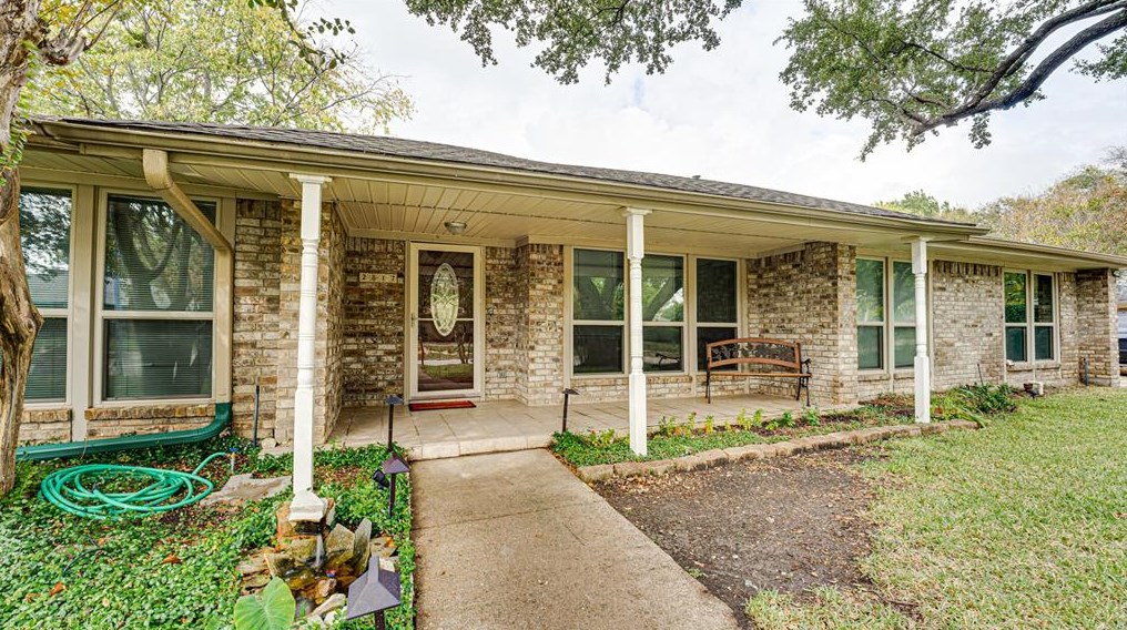2817 Pinehurst Dr, Plano TX  75075-1910 exterior
