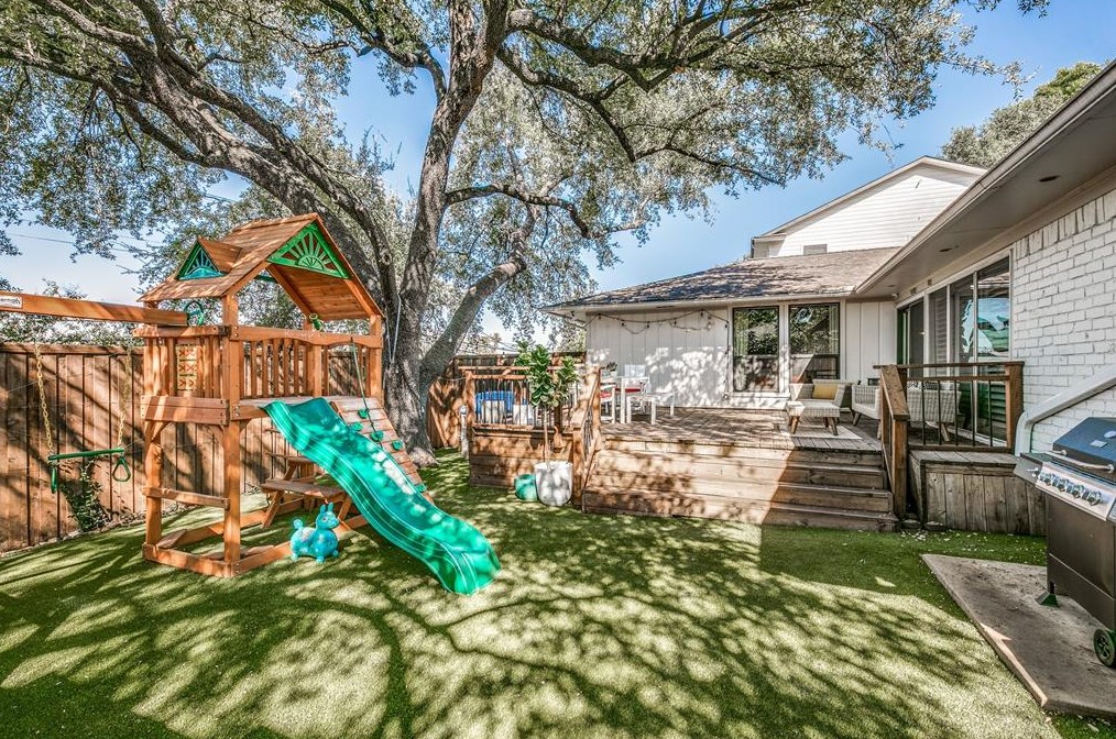 9619 Mossridge Dr, Dallas TX  75238-2538 exterior