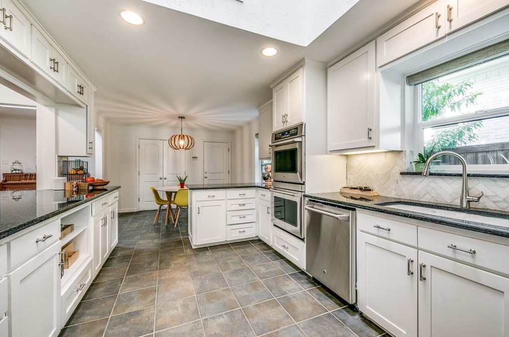 9619 Mossridge Dr, Dallas TX  75238-2538 exterior