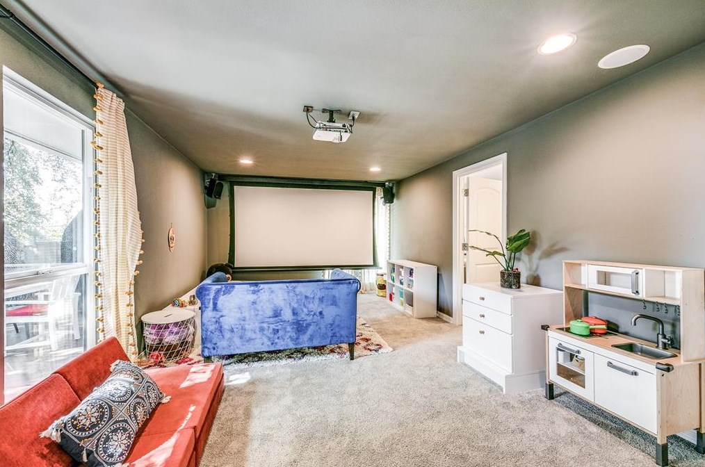 9619 Mossridge Dr, Dallas TX  75238-2538 exterior