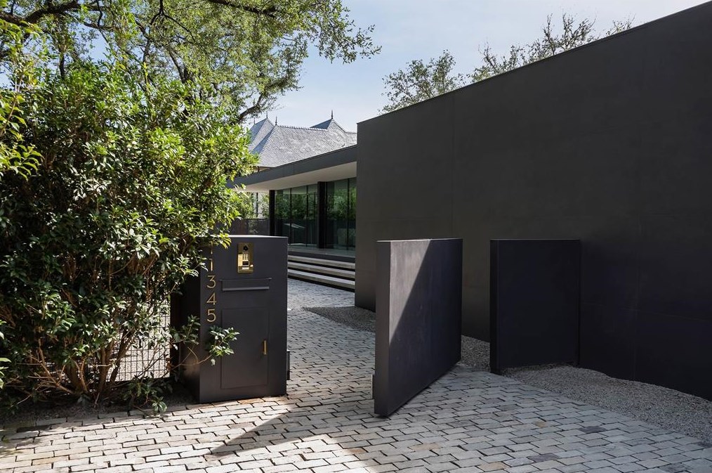 11345 Ricks Cir, Dallas TX  75230-3029 exterior