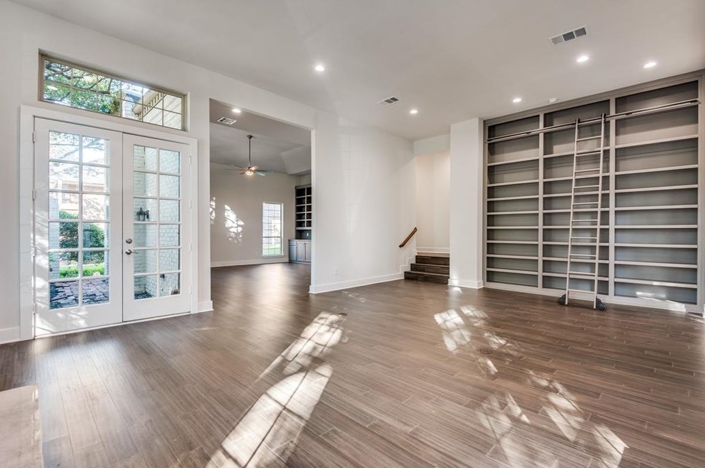 9506 Moss Hvn Dr, Dallas TX  75231-2610 exterior