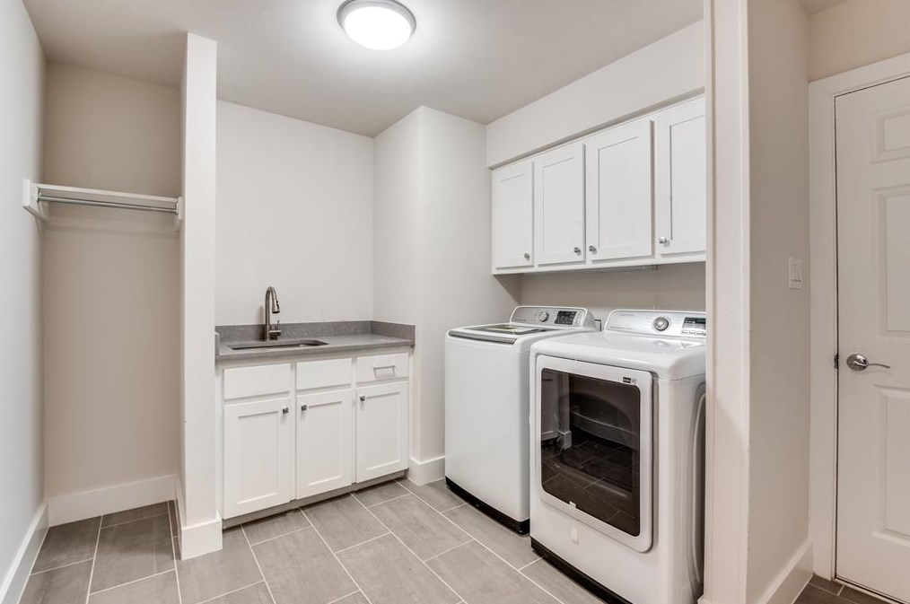 9506 Moss Hvn Dr, Dallas TX  75231-2610 exterior