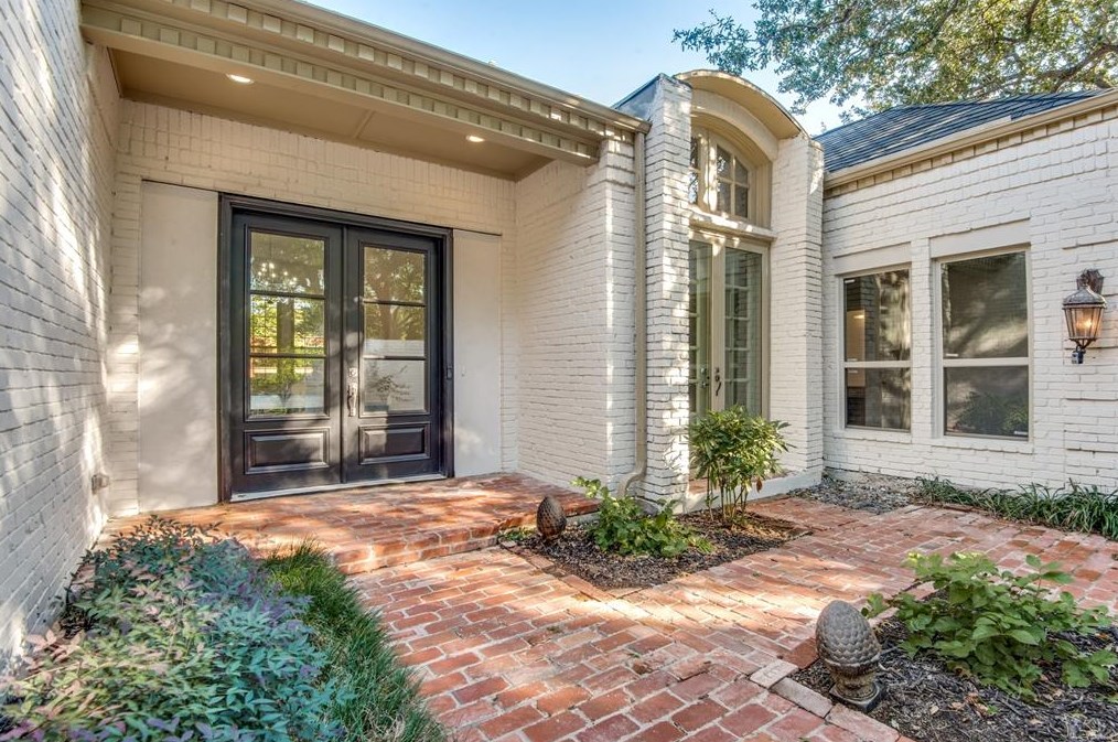 9506 Moss Hvn Dr, Dallas TX  75231-2610 exterior