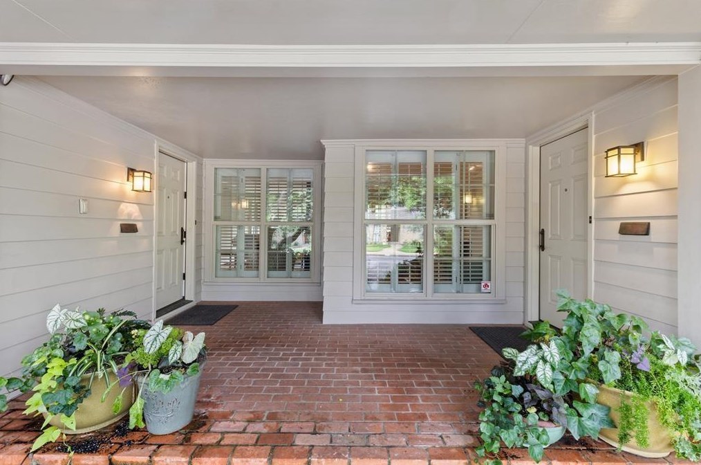 9152 Villa Park Cir, Dallas TX  75225-2006 exterior