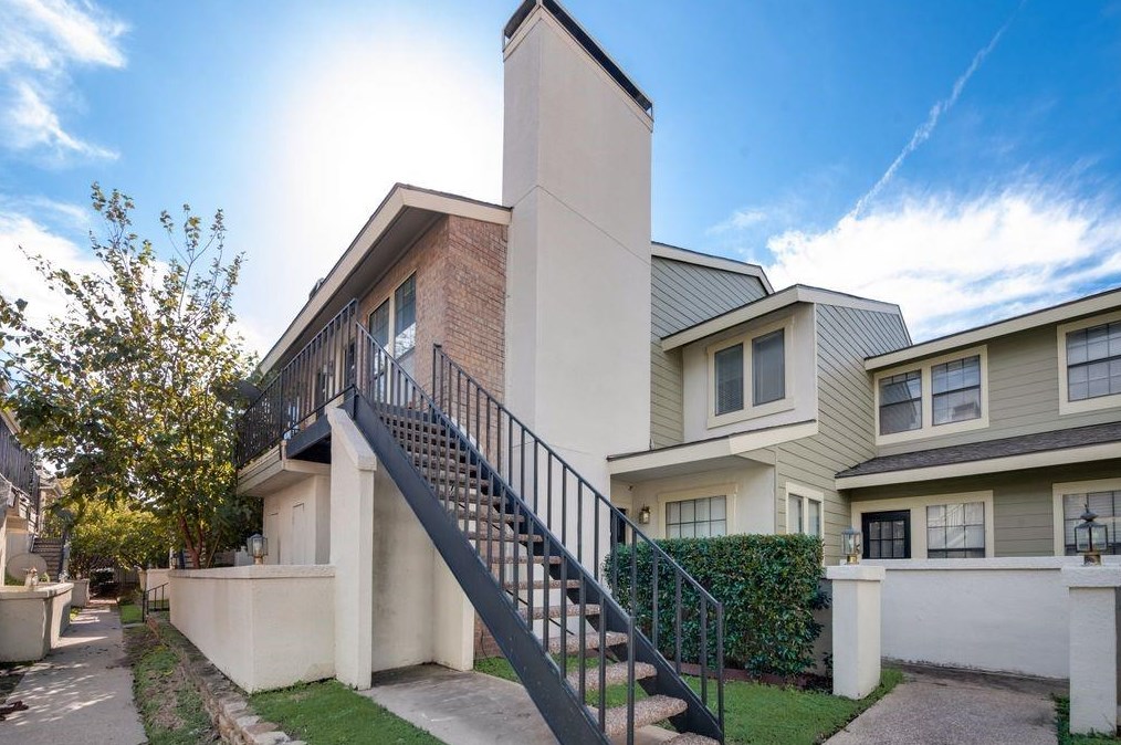 9607 Walnut St, Dallas TX  11106-4800 exterior