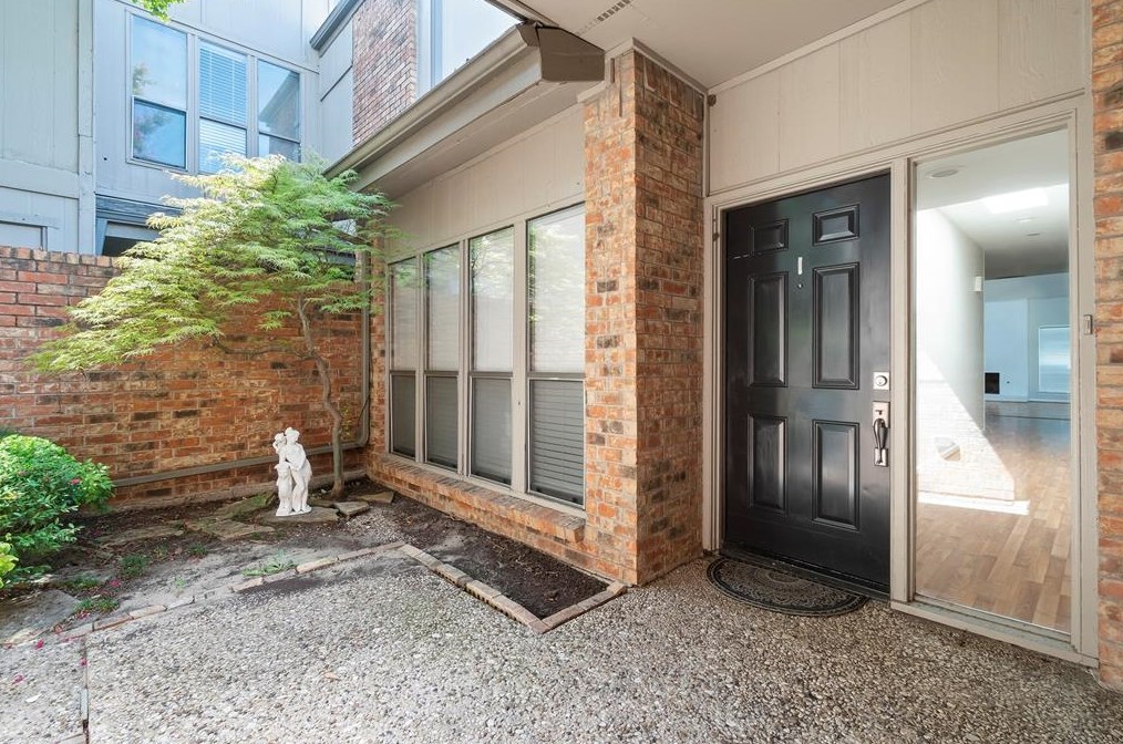 12465 Montego Plz, Dallas TX  75230-1723 exterior