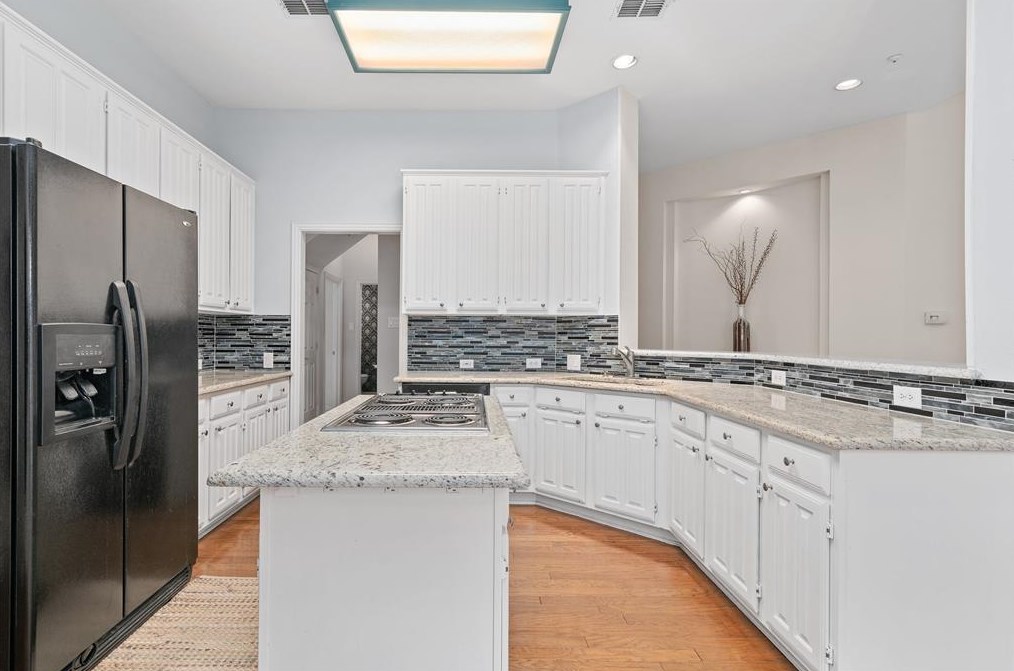 3781 Lakeway Ct, Addison TX 75001-7945 exterior