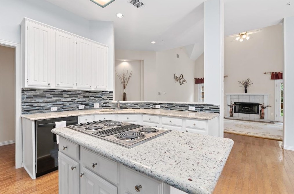 3781 Lakeway Ct, Addison TX 75001-7945 exterior